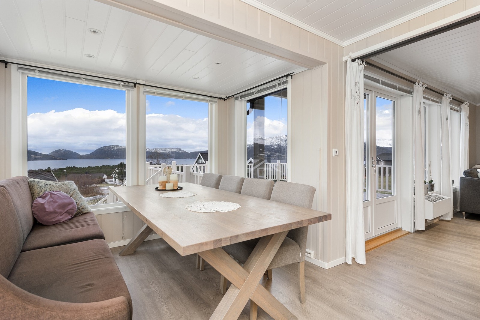 Spiseplass tilknyttet til stue og kjøkken. Galleribilde