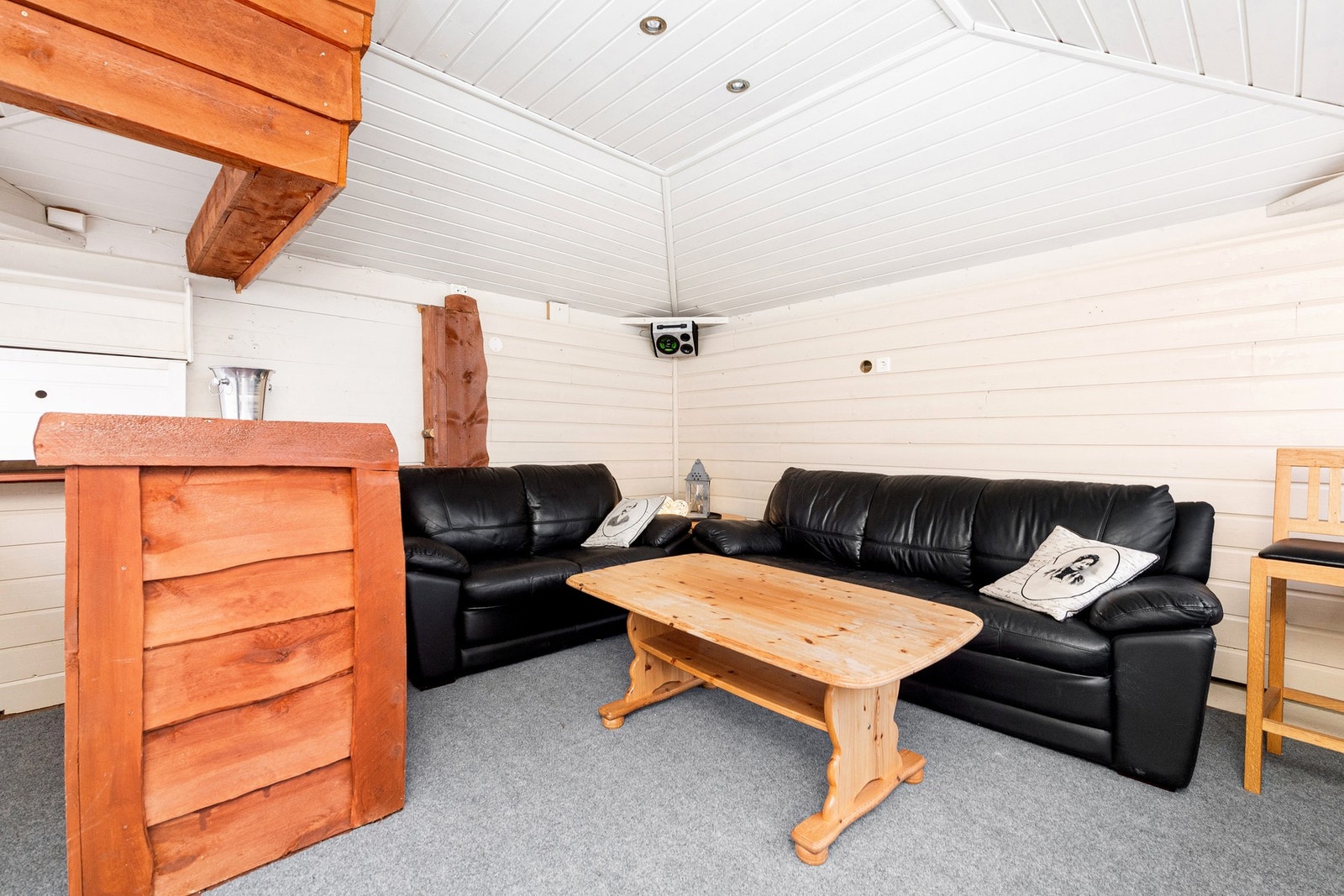 Utestue oppført i 2008. (14 m²). Bygget er ikke byggemeldt hos Vestnes kommune. Galleribilde