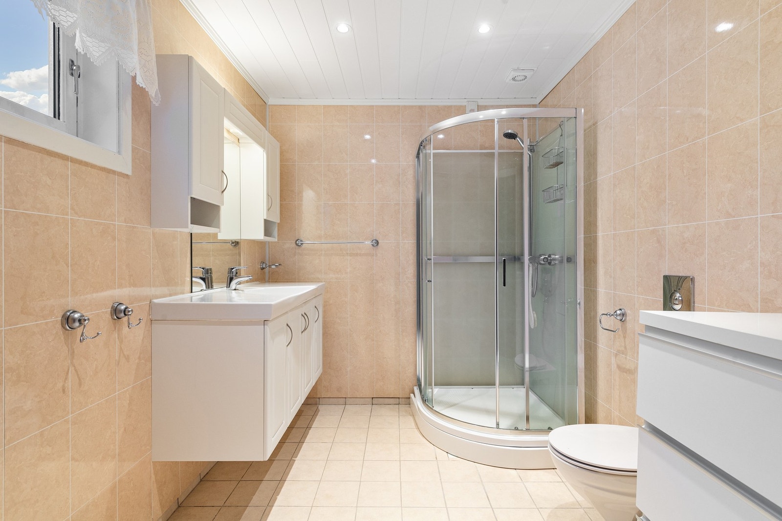 Bad i hovedetasje. Her er det god plass, godt med skaper og dusjkabinett. Badet er oppgradert i 2007 med flis på gulv og plater på vegger. Galleribilde