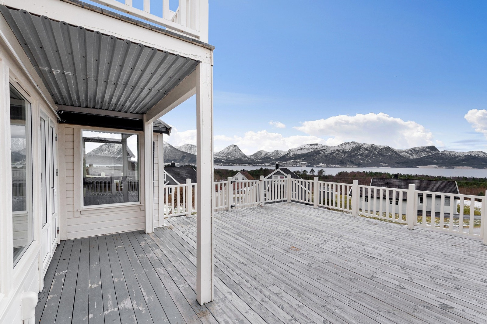 Verandaen strekker seg videre langs vestsiden Galleribilde