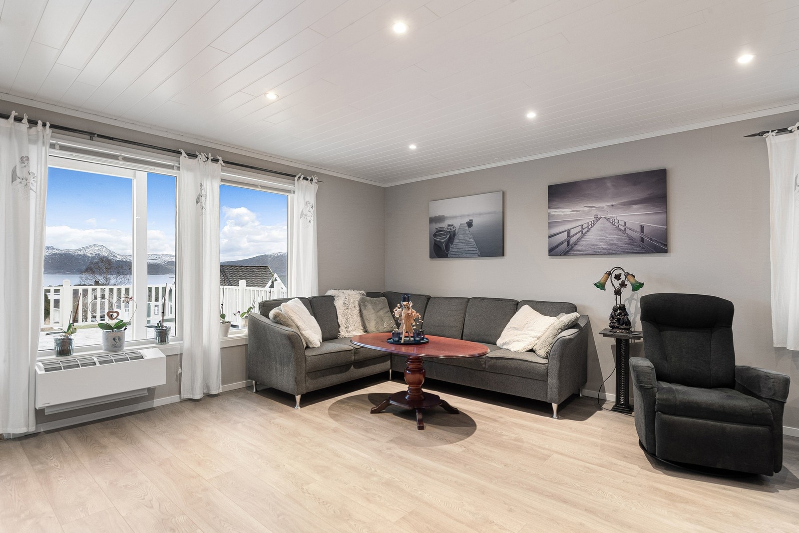 Stuen og spisestuen har utgang til hver sin veranda, som til sammen er 67m². Galleribilde