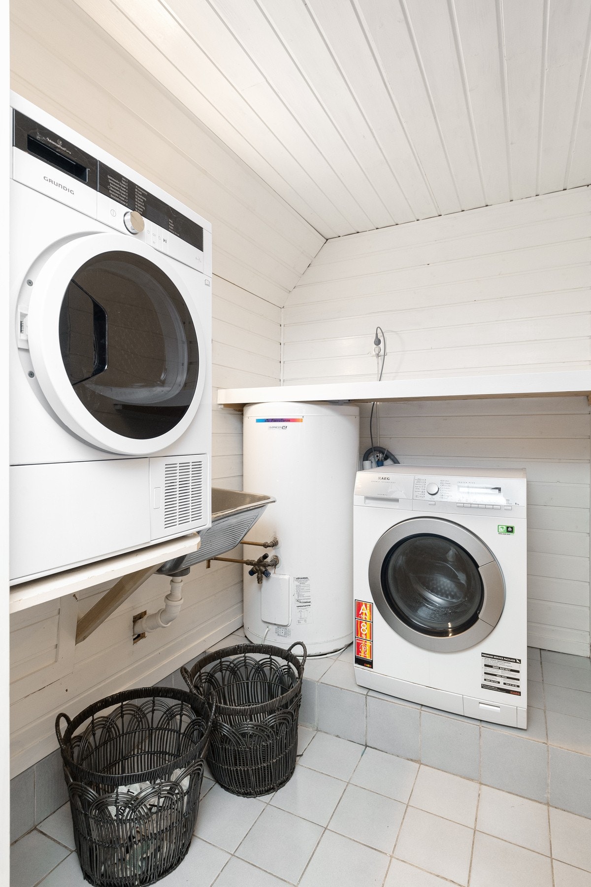 Rom i kjelleren med opplegg for vaskemaskin og tørketrommel. Rommet er ikke omsøkt/godkjent til varig opphold. Galleribilde