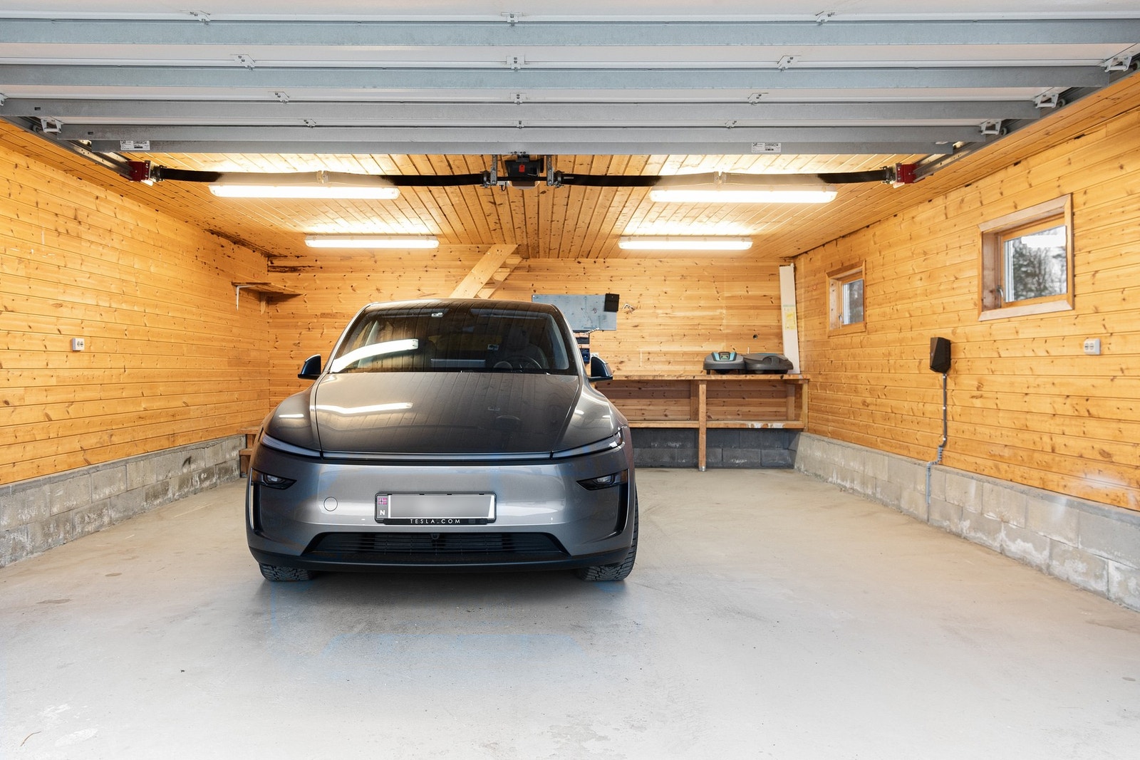 Garasjen er innvendig kledd og isolert. Strøm og elbillader er montert. Galleribilde