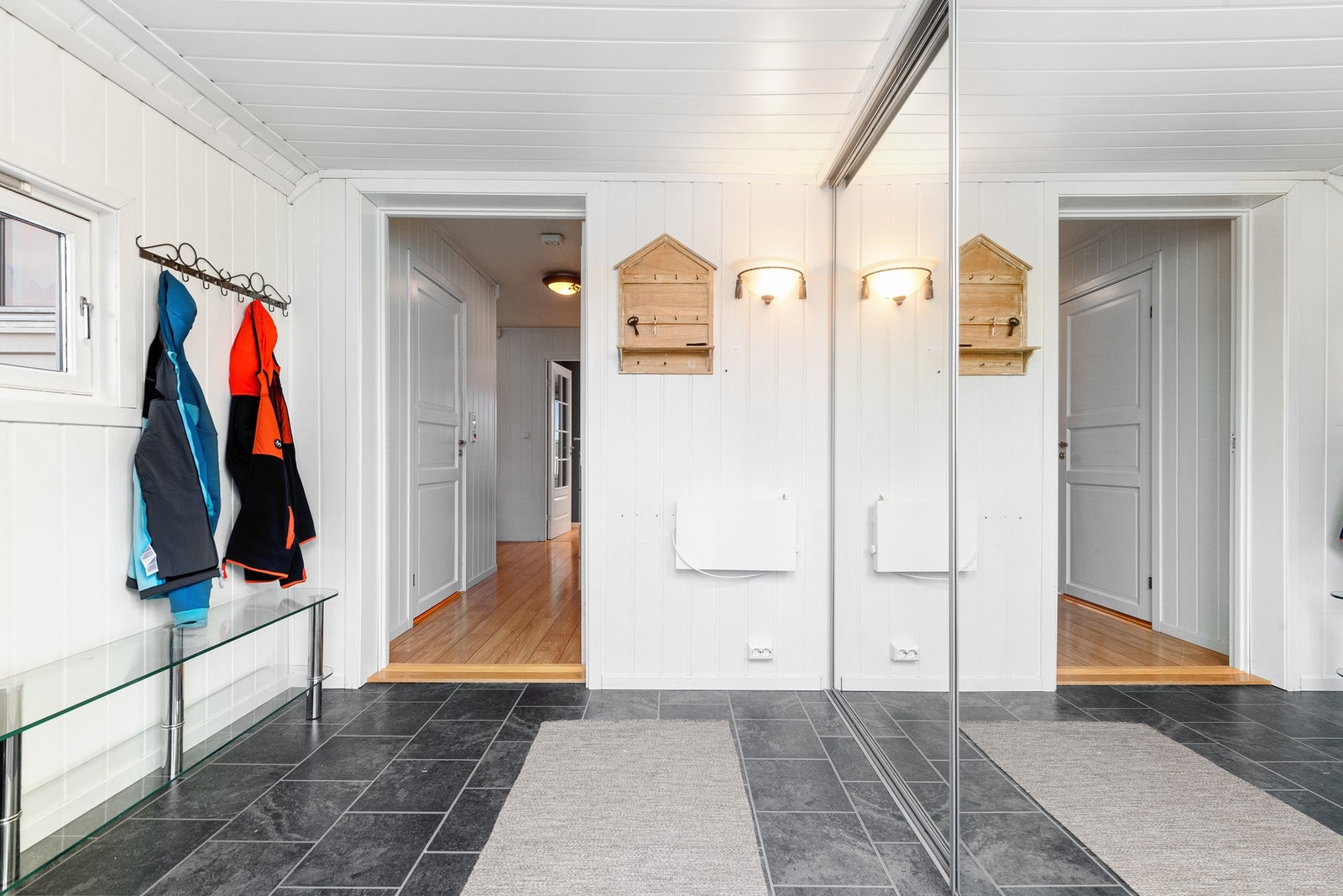 Romslig gang med skyvedørsgarderobe. Galleribilde