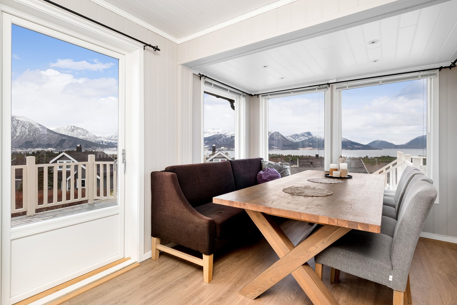 Spisestue med store vindueflater. God utsikt ved spiseplassen. Galleribilde