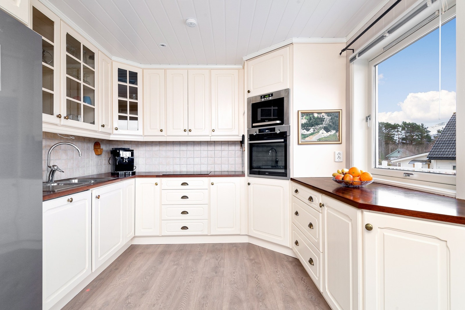 Kjøkken fra 2007 med profiler i fronter og benkeplate av laminat. Galleribilde