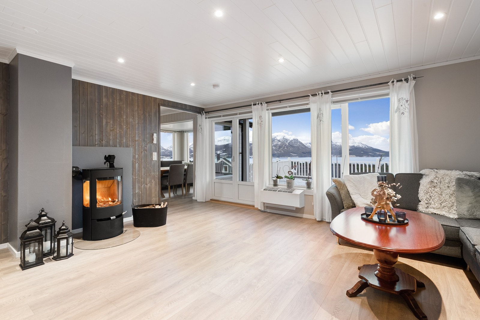 Romslig stue med vedovn fra 2021 og varmepumpe fra 2022. Galleribilde