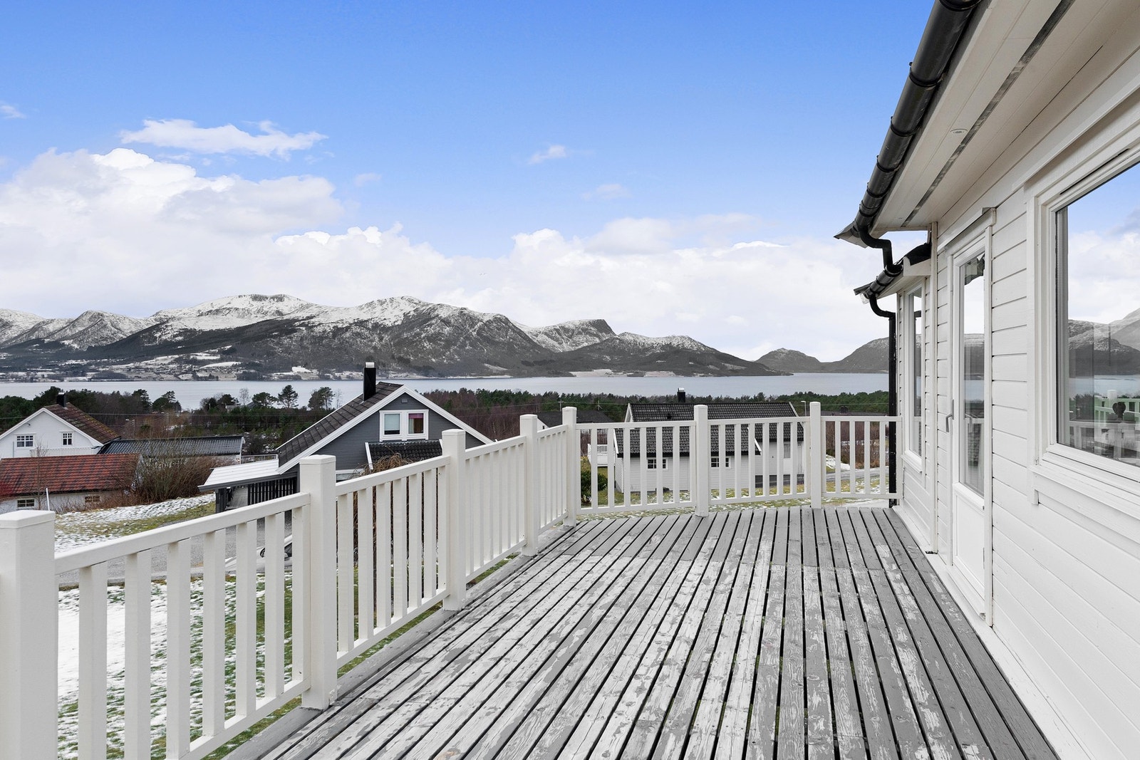 Veranda langs sørsiden av huset Galleribilde