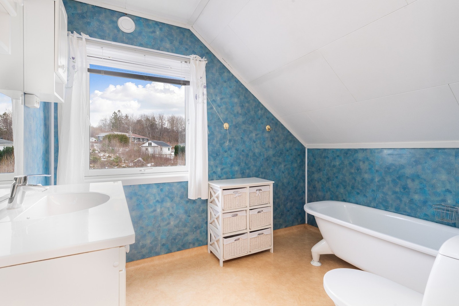 Bad på loft. Badet er fra byggeår med belegg på gulv og baderomsplater på vegger. Galleribilde