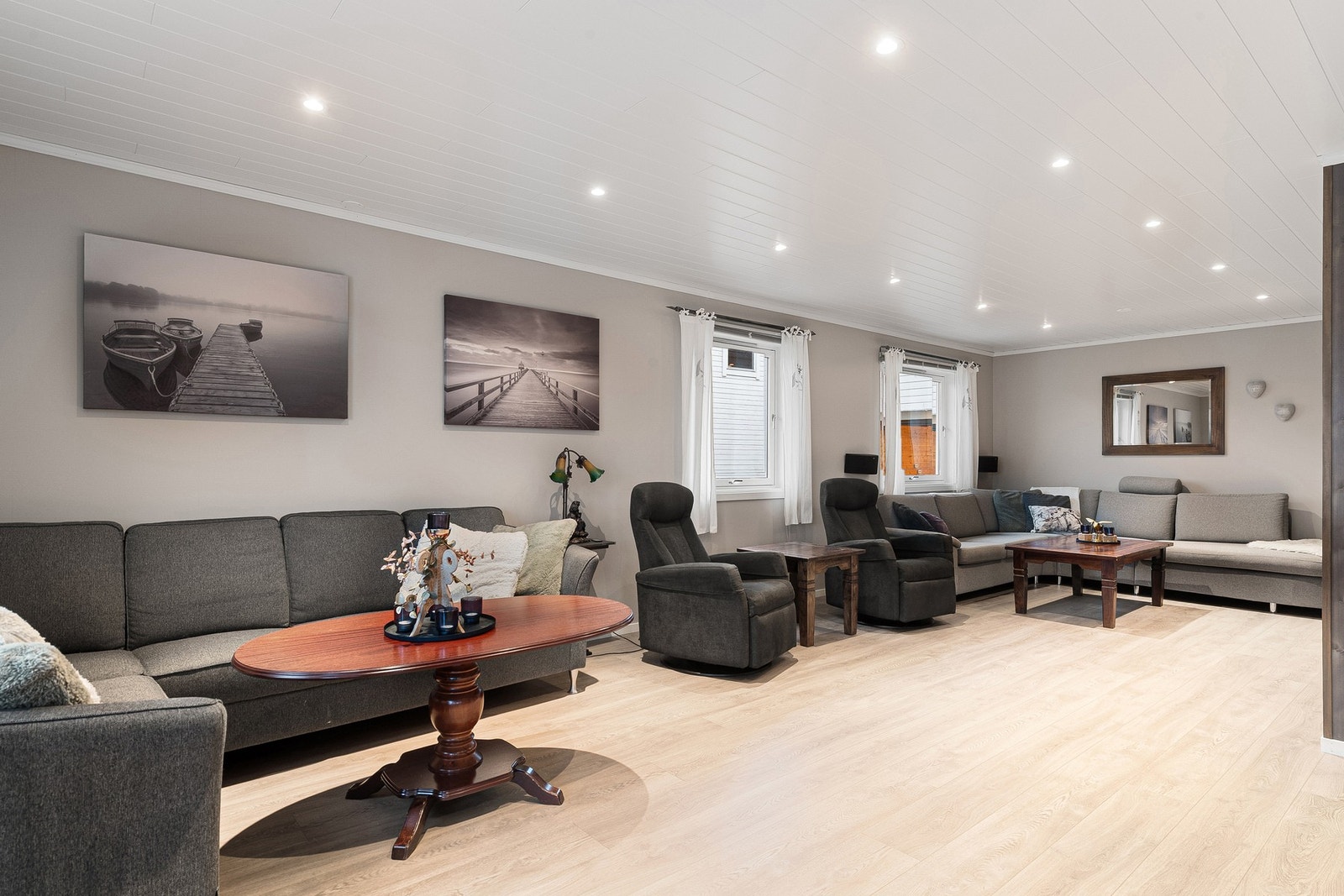 Stuen har moderne flater med spotter i taket. Galleribilde