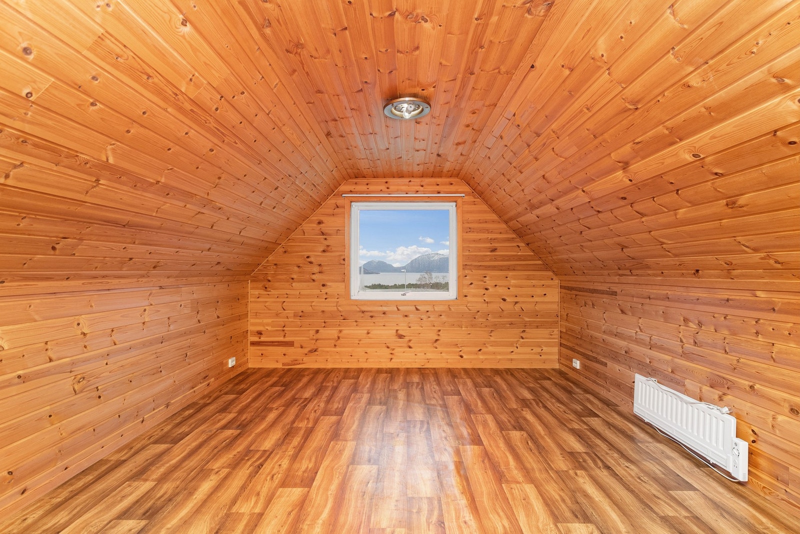 Garasjeloft er 24m². Loft er innredet og kledd. Galleribilde