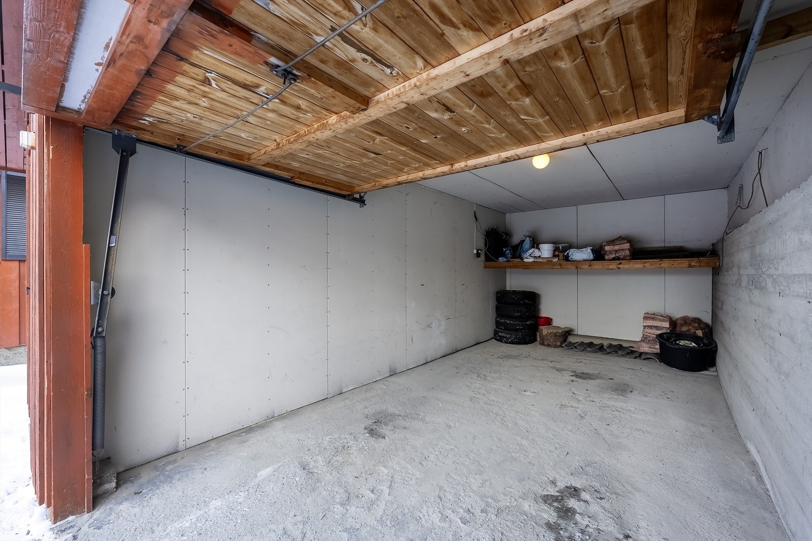 Garasje med vippeport Galleribilde