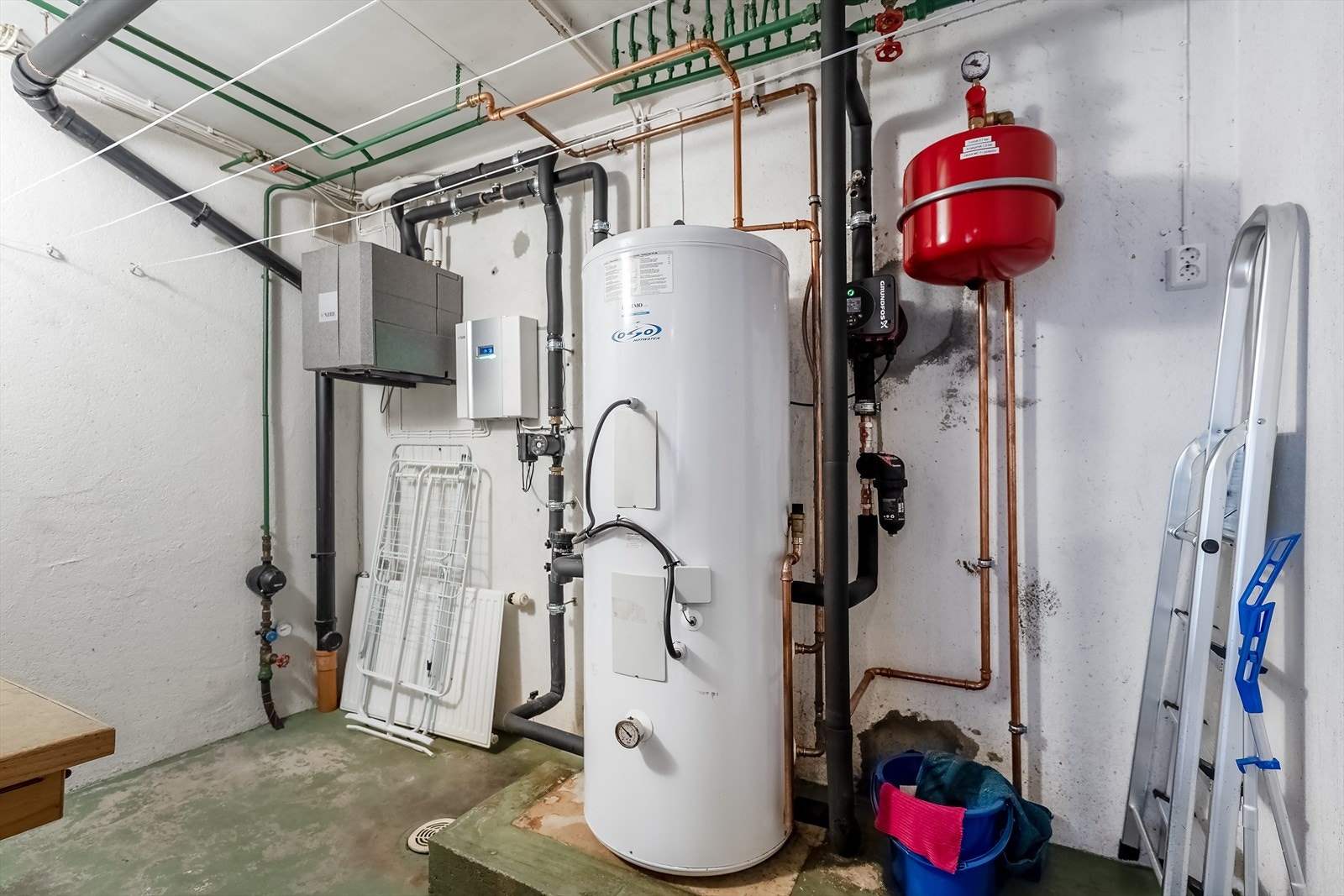 Teknisk rom med varmtvannsbereder, trykkutjevningstank, sirkulasjonspumper og innedel av varmepumpa. (Sokkeletasje Galleribilde