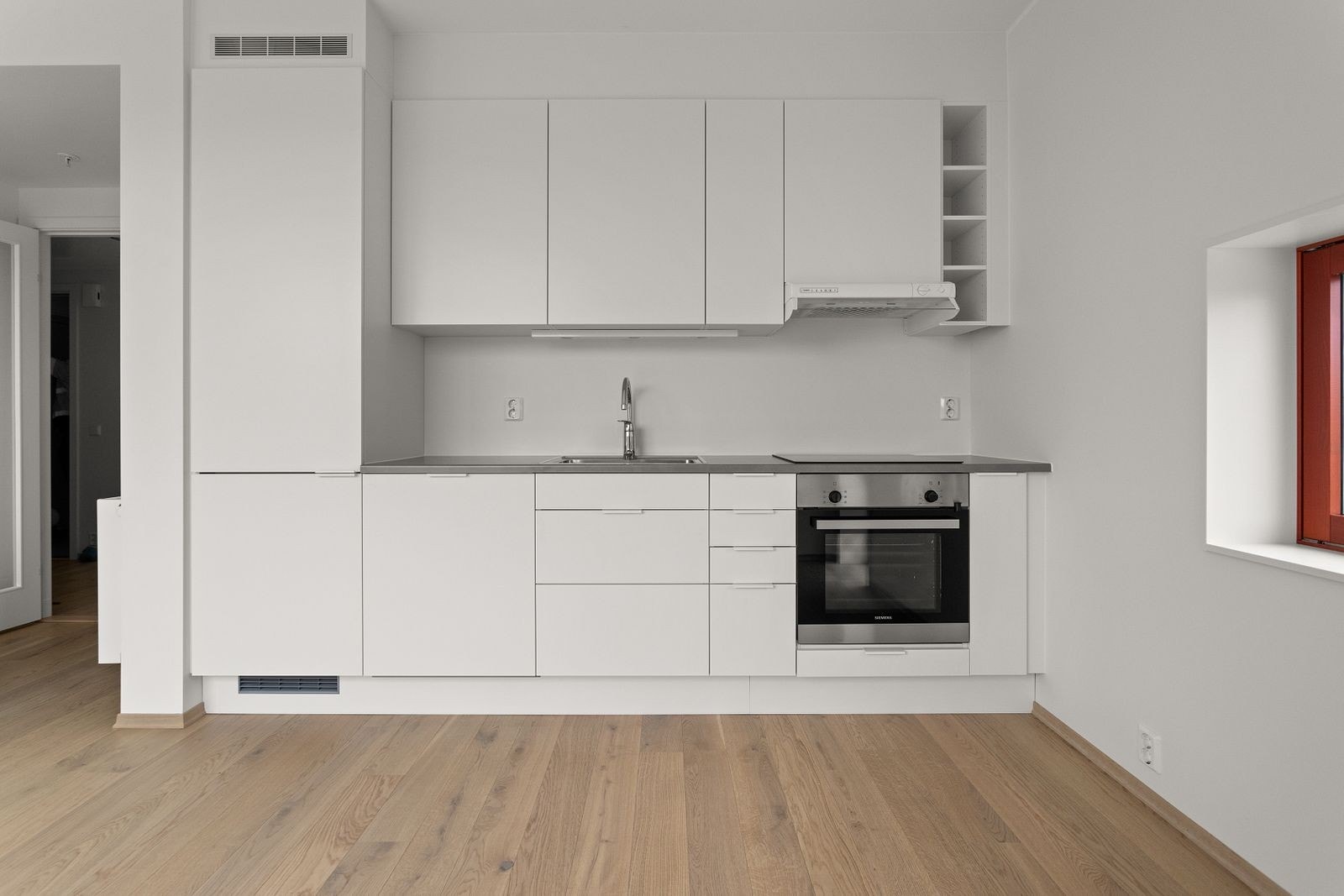 Kjøkken - Godt med benk og skapplass - hvitevarer inkludert Galleribilde