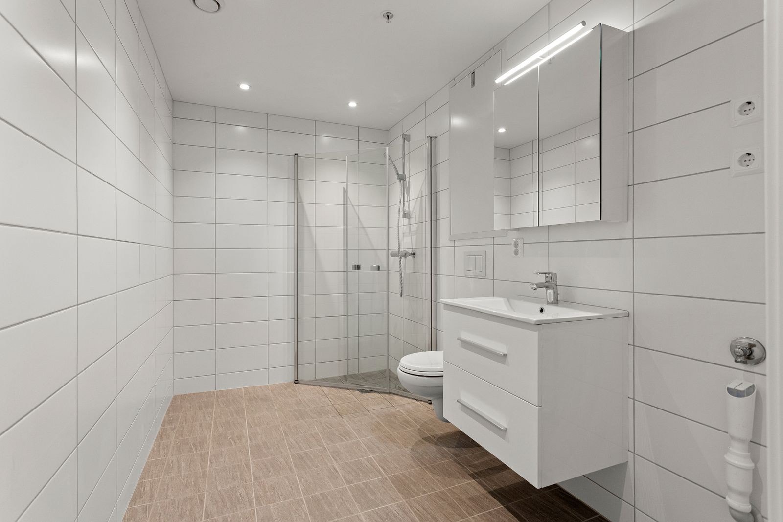 Delikat helfliset bad med varmekabler i gulv Galleribilde