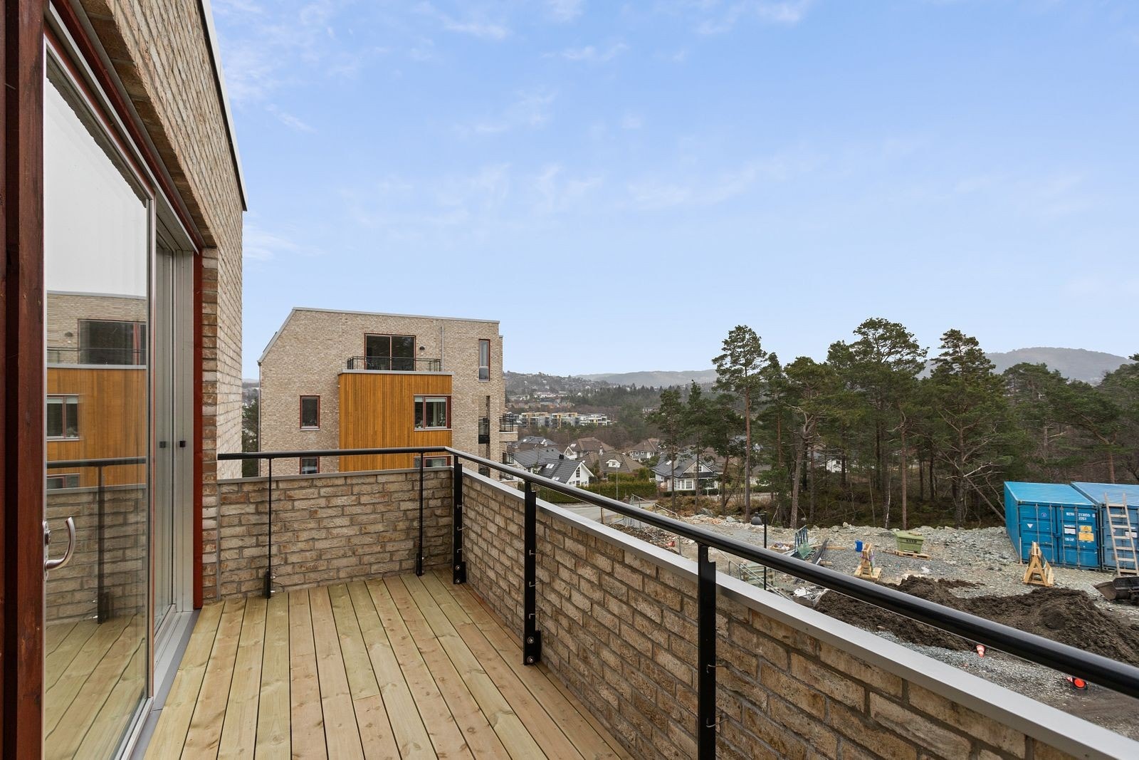 Terrasse med flott utsikt over nærområdet og gode solforhold Galleribilde