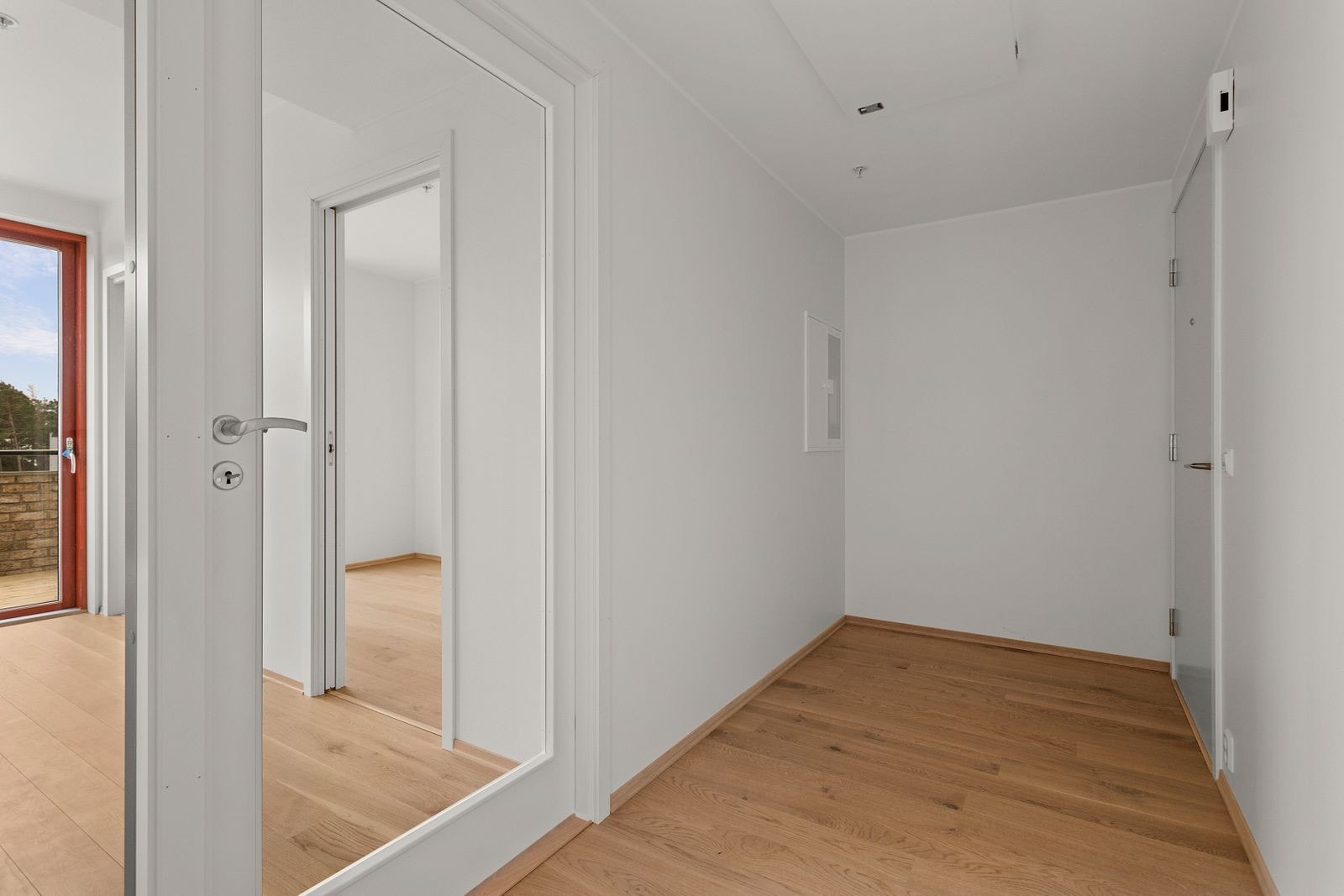 Innbydende inngangsparti med god plass til oppbevaring av yttertøyet Galleribilde