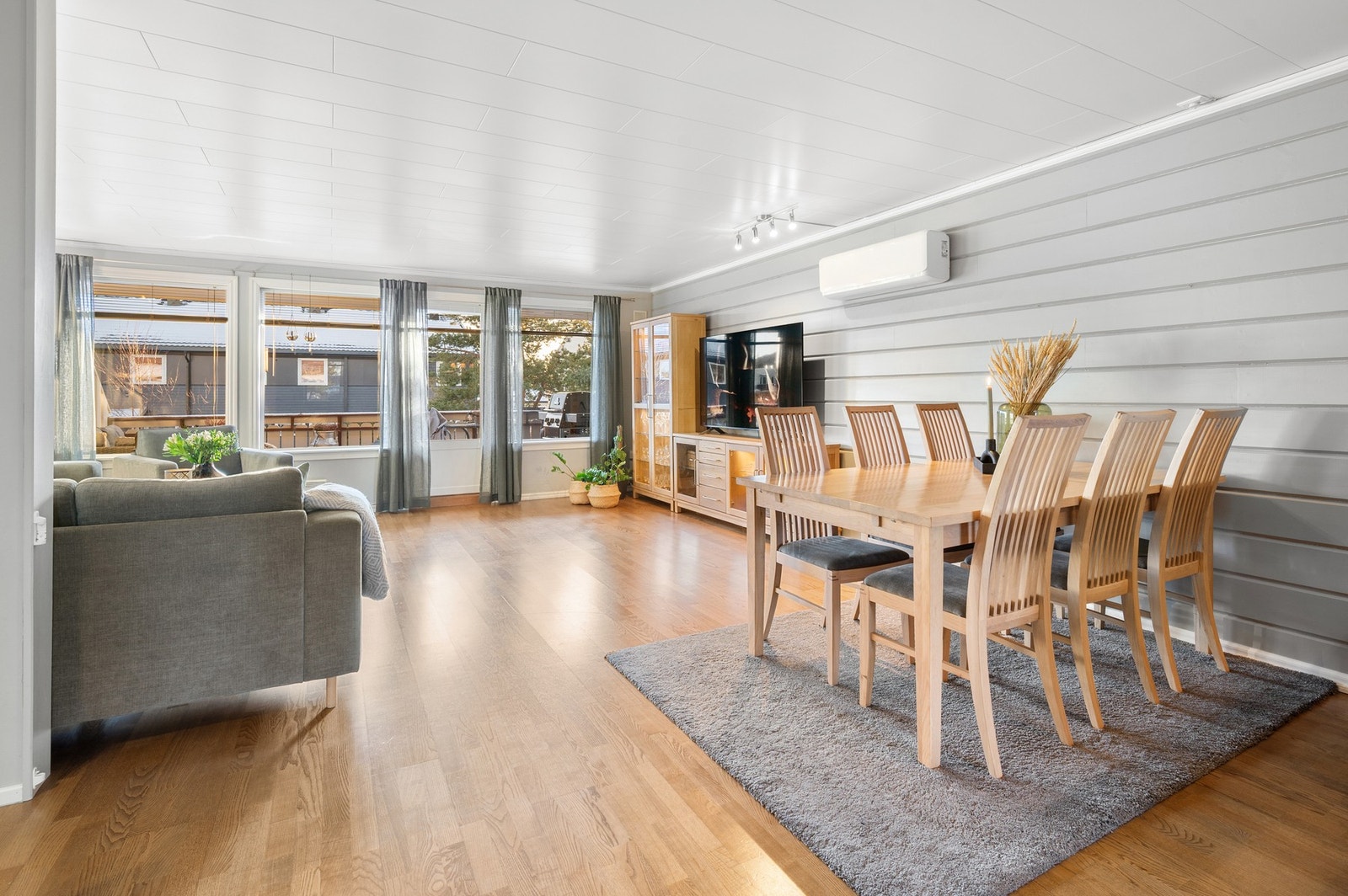 Stuen har naturlige soner og plass til langbord for større selskap Galleribilde