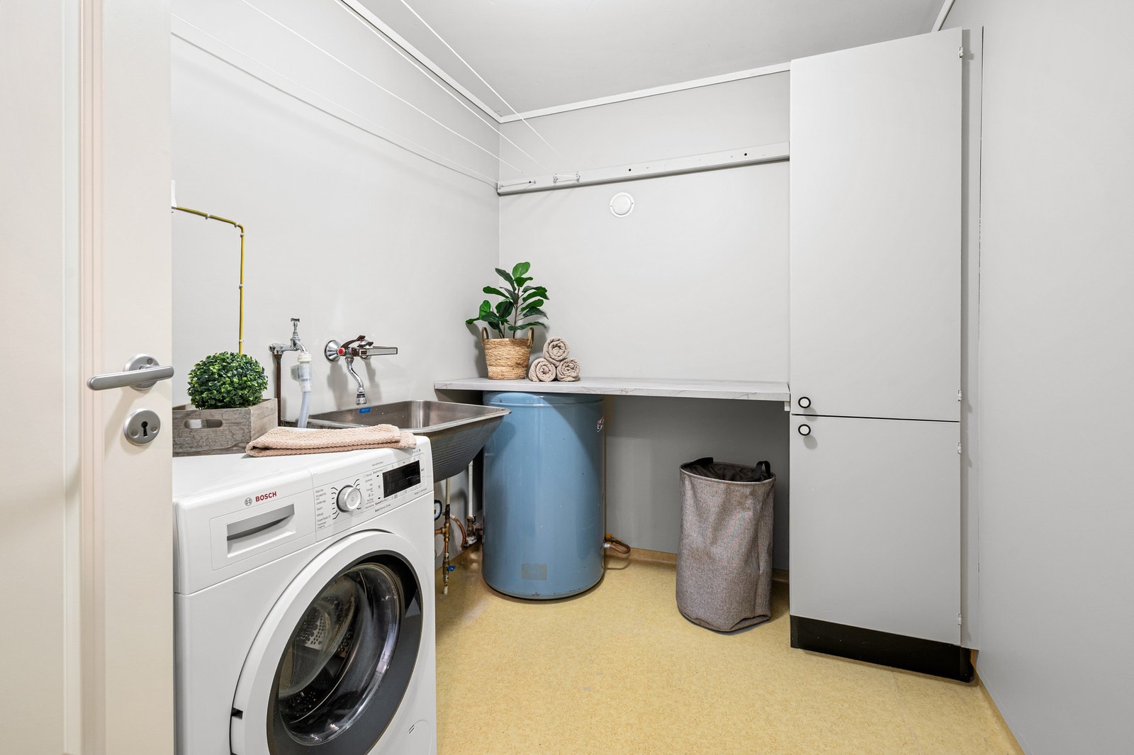 Romslig vaskerom med praktiske løsninger Galleribilde