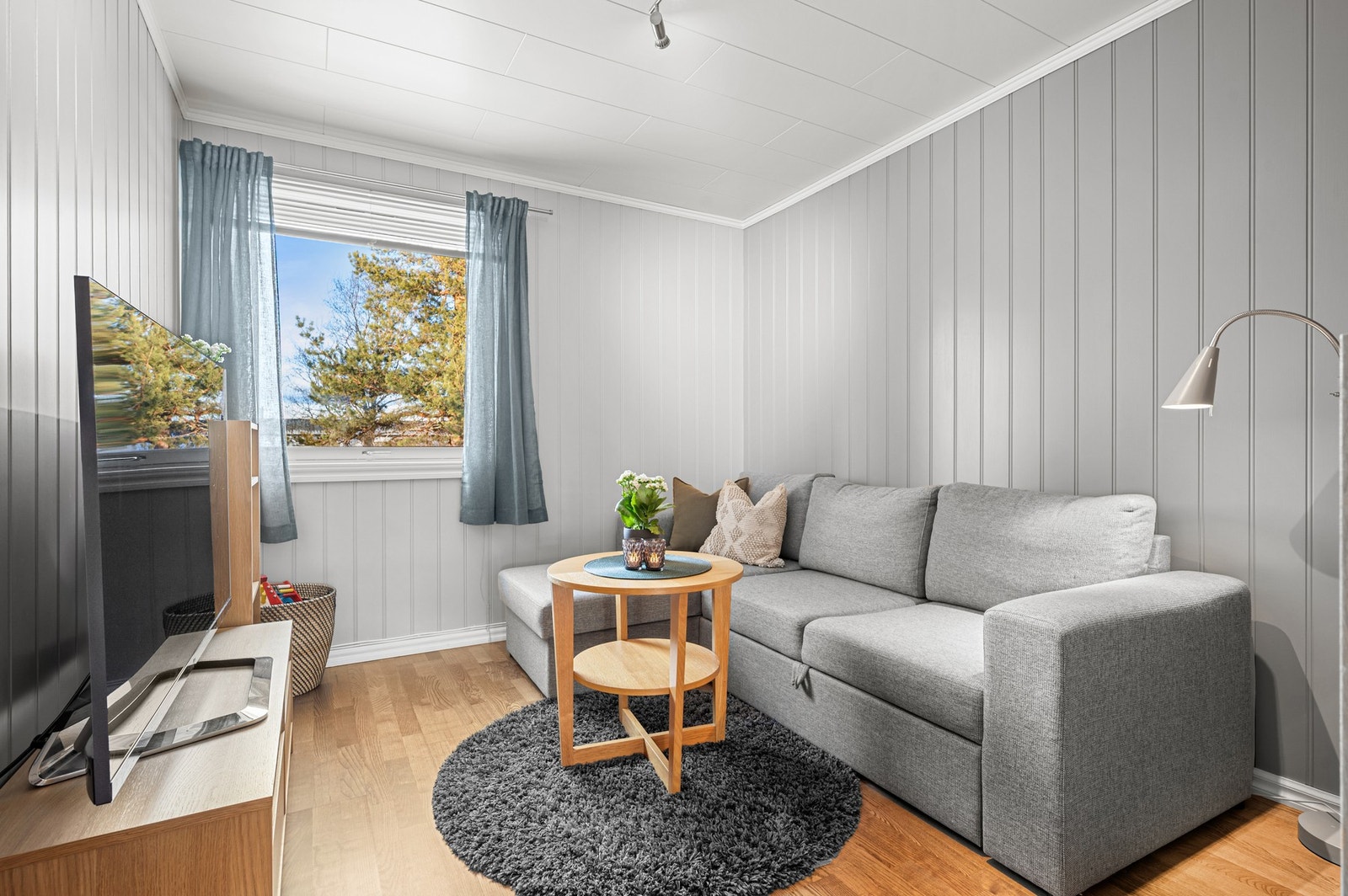 I 2.etasje har man et soverom som er delvis blitt brukt som tv-stue/lekerom. Kan også fungere som kontor Galleribilde