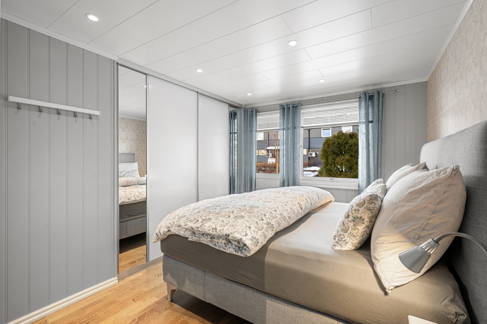 Her er utgangen til terrassen og hagen. Alternativt går man rundt boligen Galleribilde