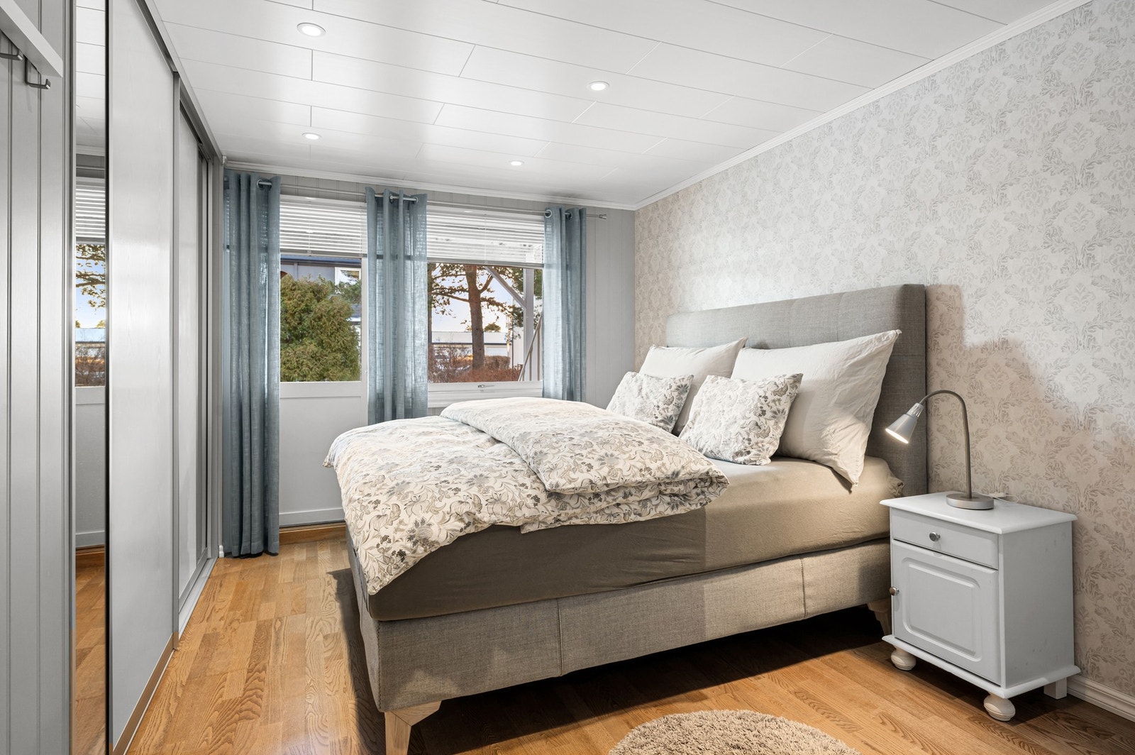 Romslig hovedsoverom med skyvedørsgarderobe Galleribilde