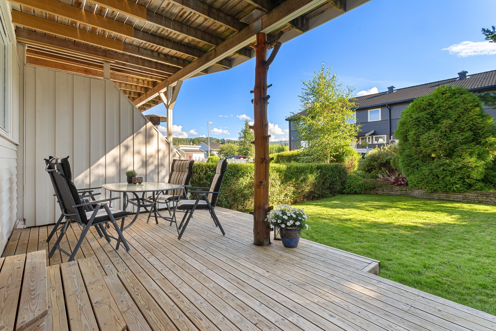 Fin markterrasse ved plenen Galleribilde