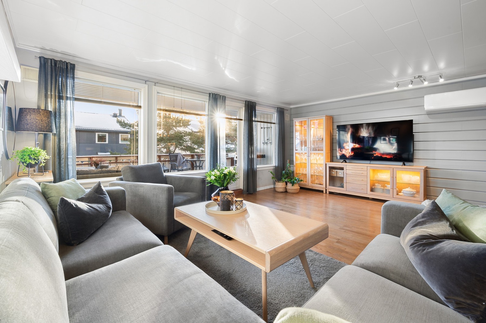 Stuen har utgang til en romslig balkong med gode solforhold Galleribilde