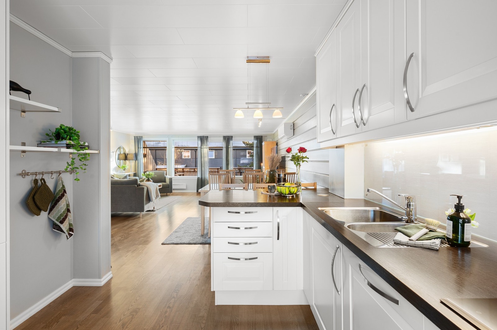 Lyst og pent kjøkken med profilerte fronter Galleribilde