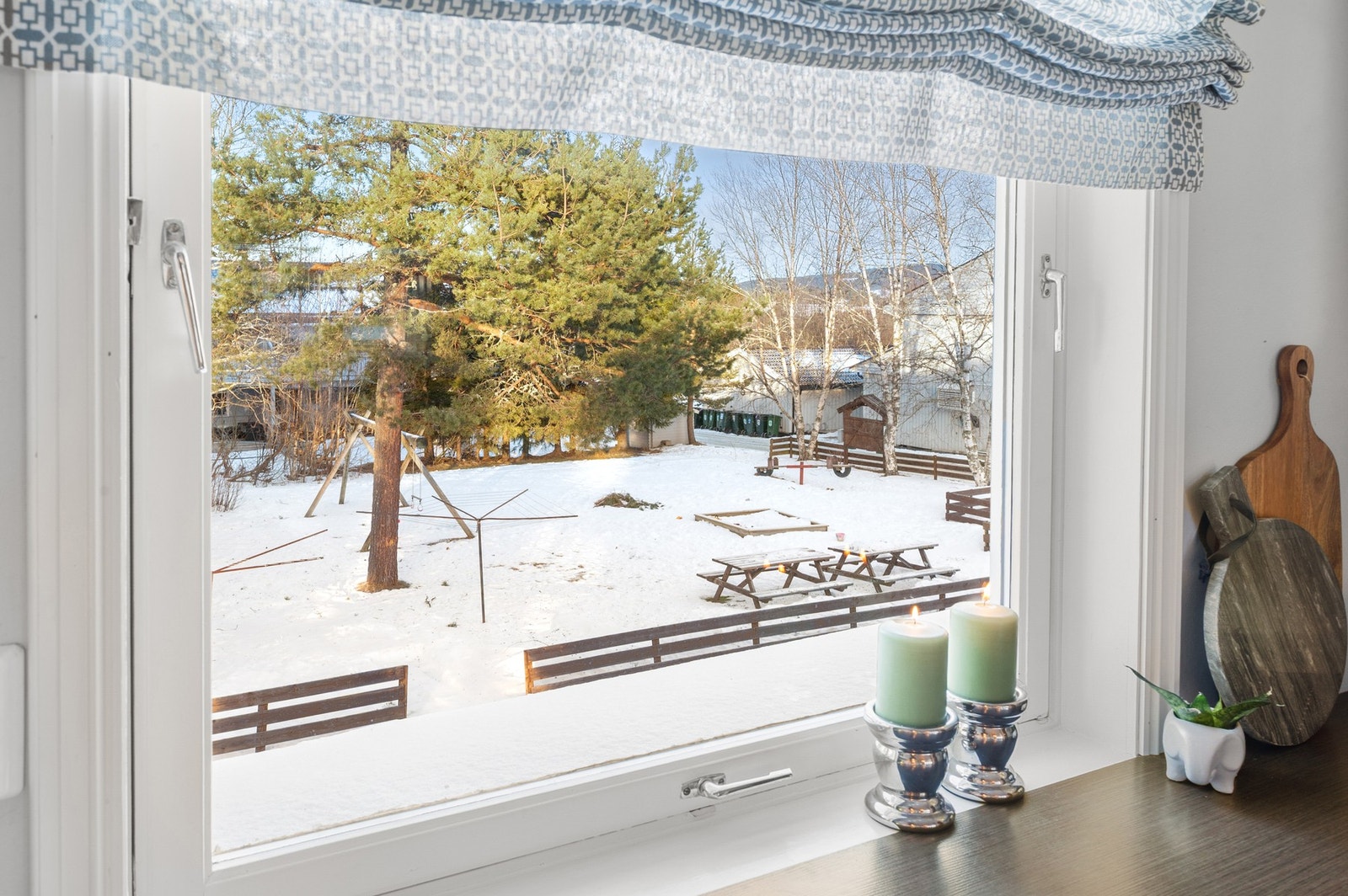 Koselig utsikt mot lekeplassen, følg med barna mens du lager middag Galleribilde