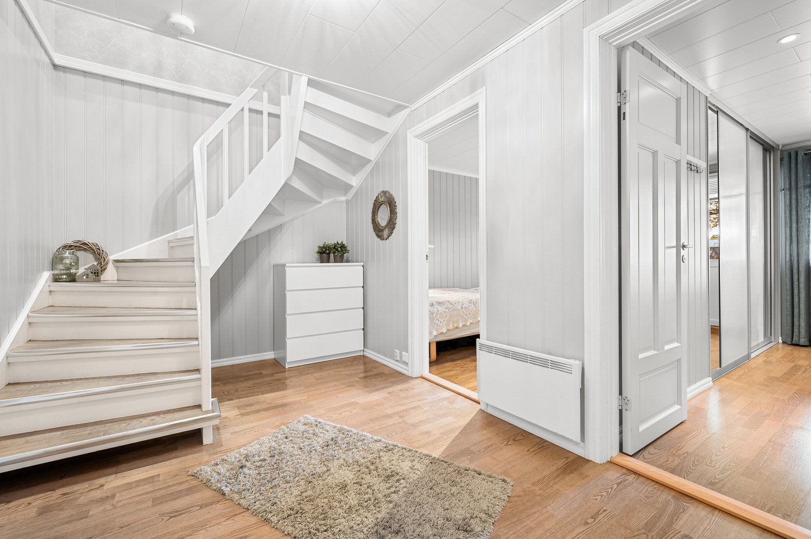 Nede har man en lys og oversiktlig gang med tilgang til alle rom Galleribilde