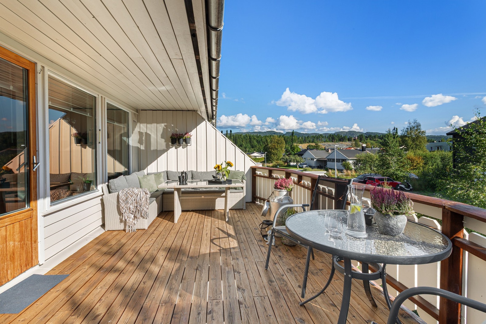 Romslig terrasse i 2.etasje med fin utsikt mot Lauvåsen Galleribilde