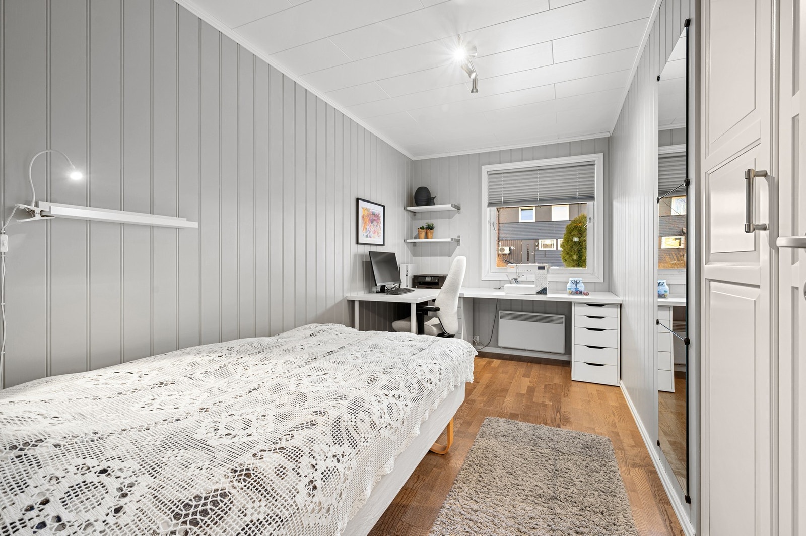 Soverom med garderobeskap Galleribilde