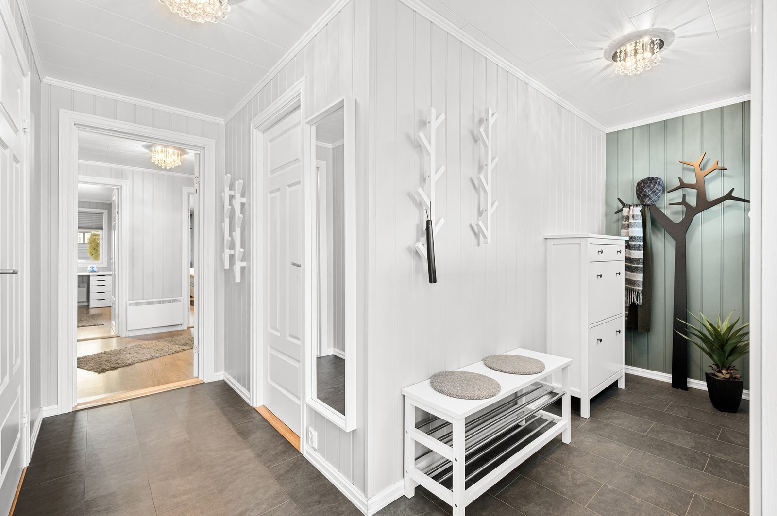 Trivelig innagngsparti med god plass til sko- og jakkeoppheng. Bodene til venstre er ikke avbildet Galleribilde