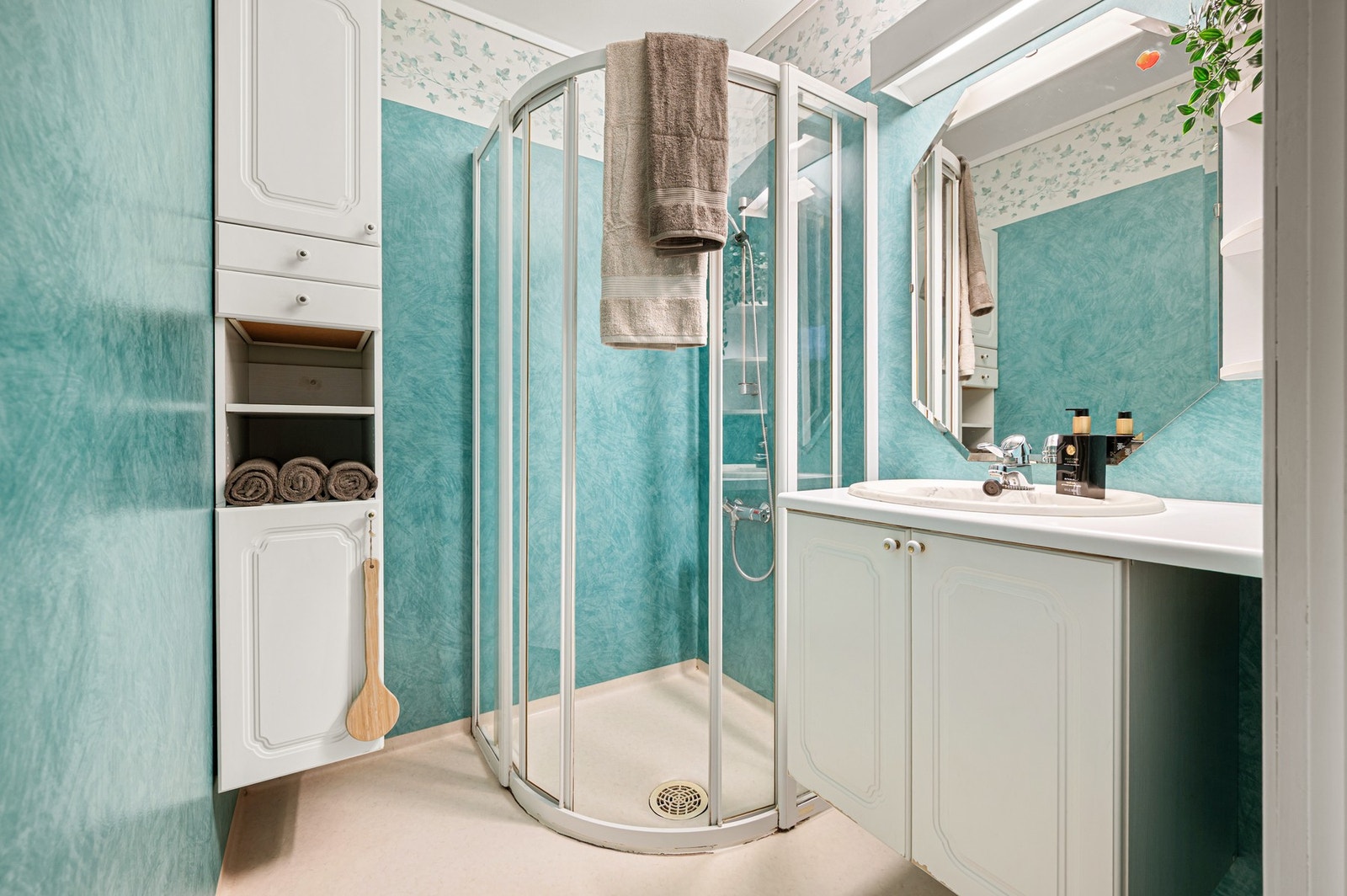 Badet er av eldre dato men fortsatt funksjonelt. Se tilstandsrapport for mer info. Galleribilde