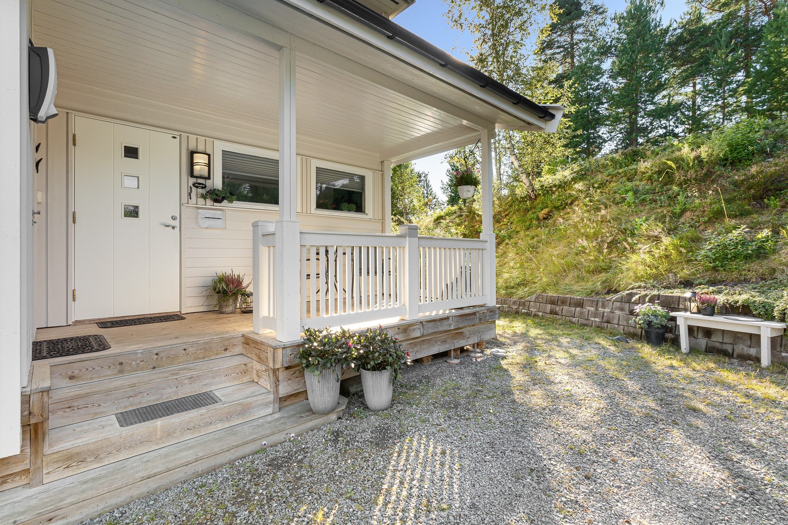 Sportsbod inn til venstre for ytterdøren. El-billader medfølger Galleribilde