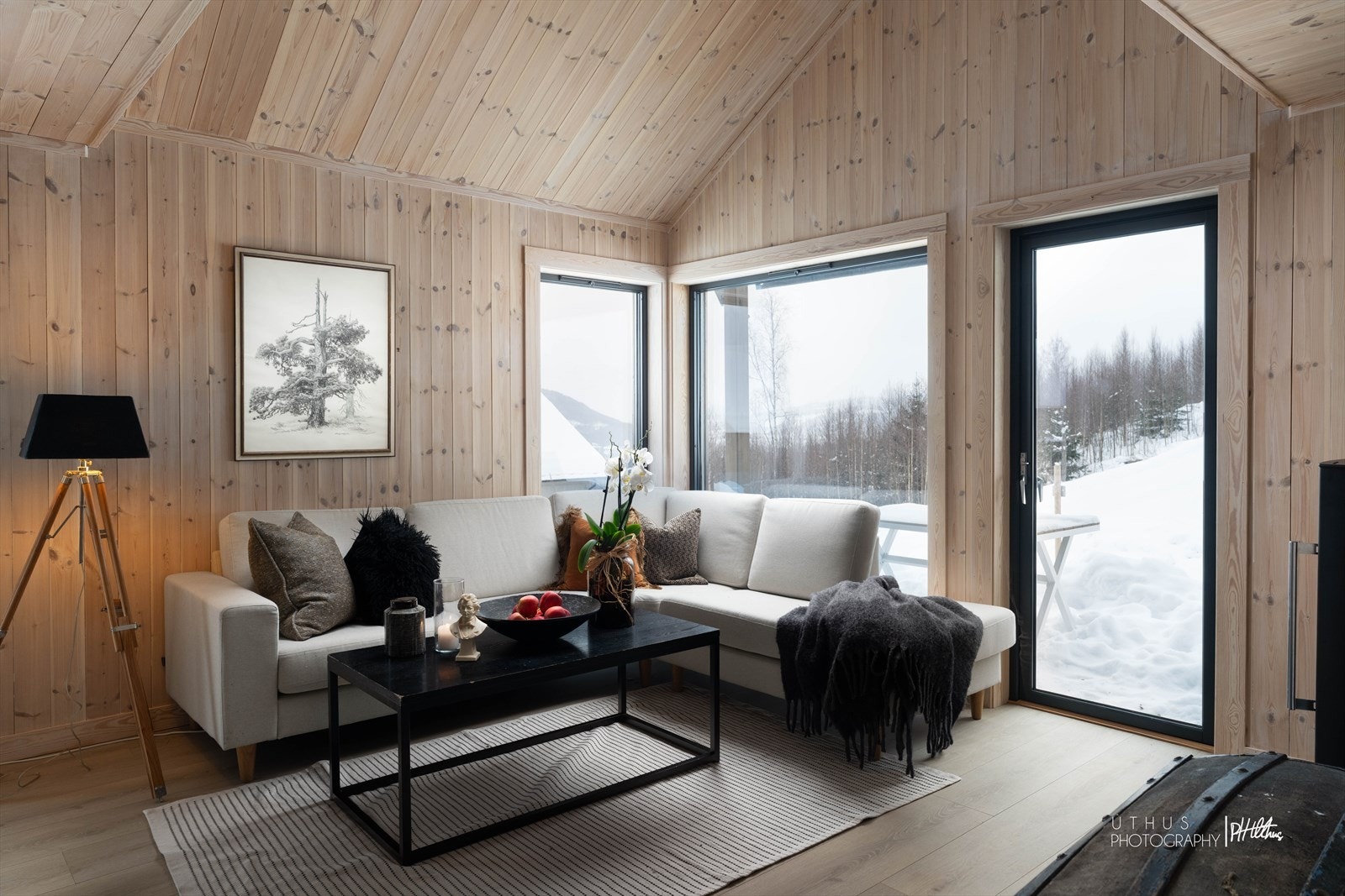 Stue med flott utsikt og masse naturlig lys Galleribilde