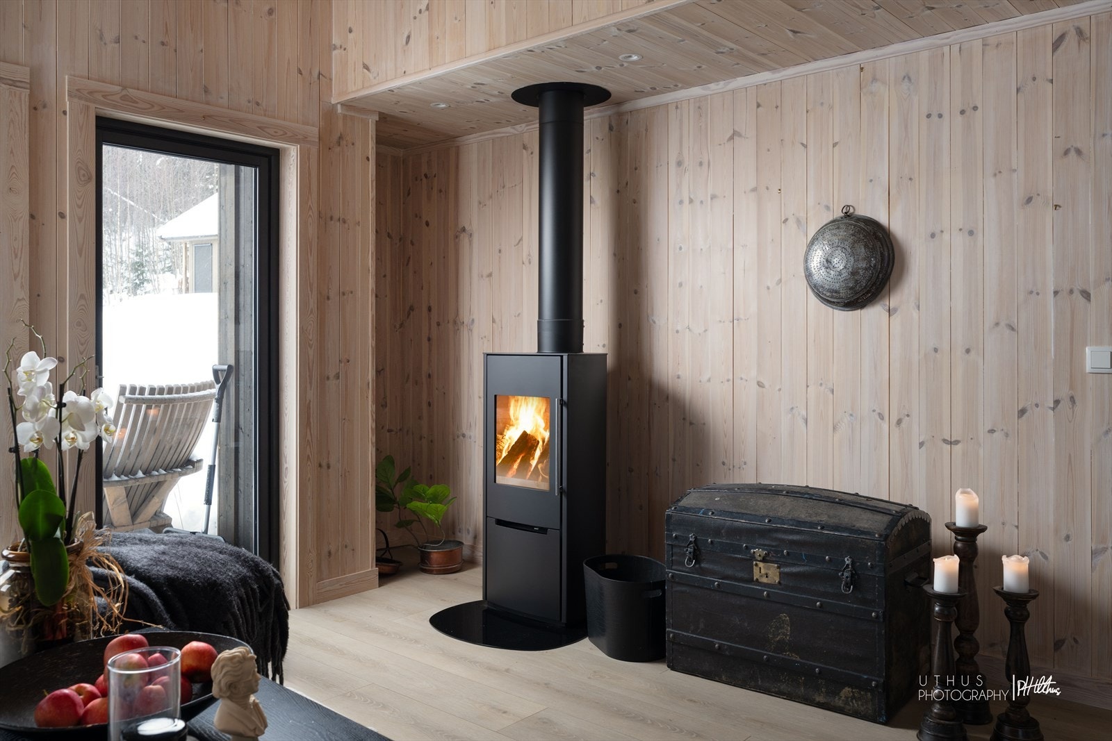 Stuen har peis og direkte utgang til terrassen Galleribilde