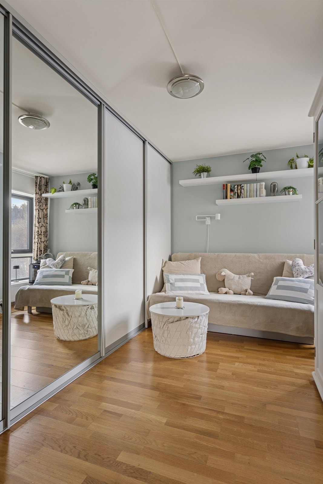 Soverommet har en god størrelse med romslig skyvedørsgarderobe Galleribilde