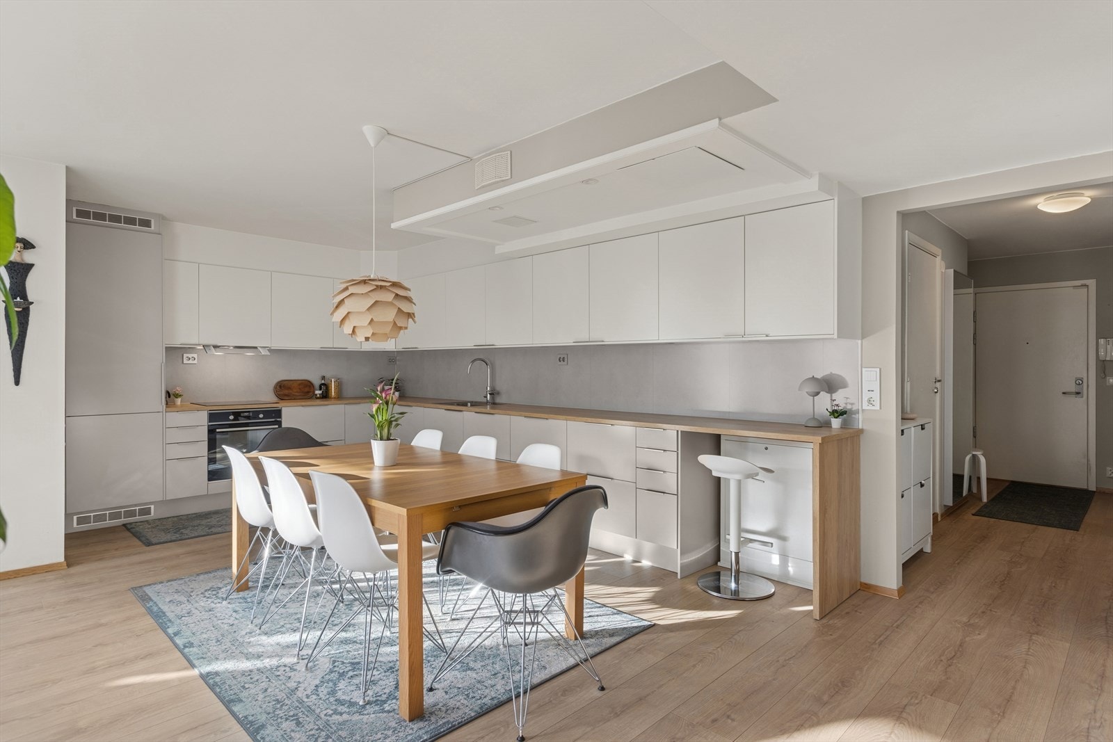 Kjøkkenet byr på rikelig med både skap- og benkeplass, noe som gir gode arbeidsforhold for både hverdag og hobbykokker. Galleribilde