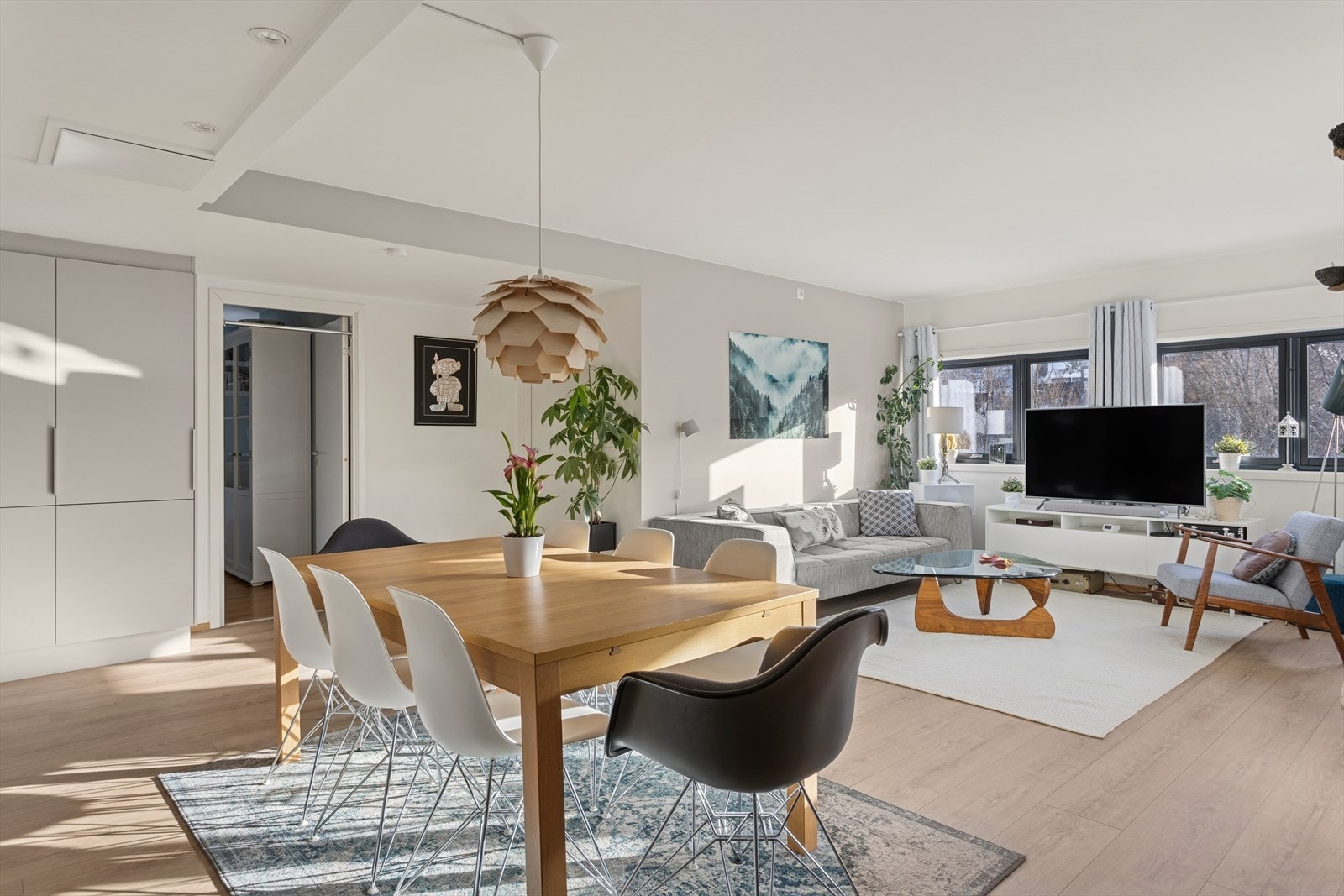 Leiligheten har en praktisk og sosial planløsning og fremstår velholdt. Galleribilde