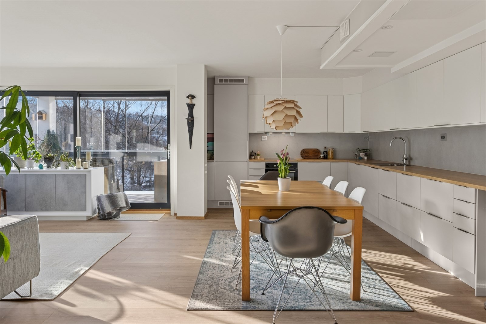 Naturlig plass til stort spisebord i tilknytning til kjøkkenet Galleribilde