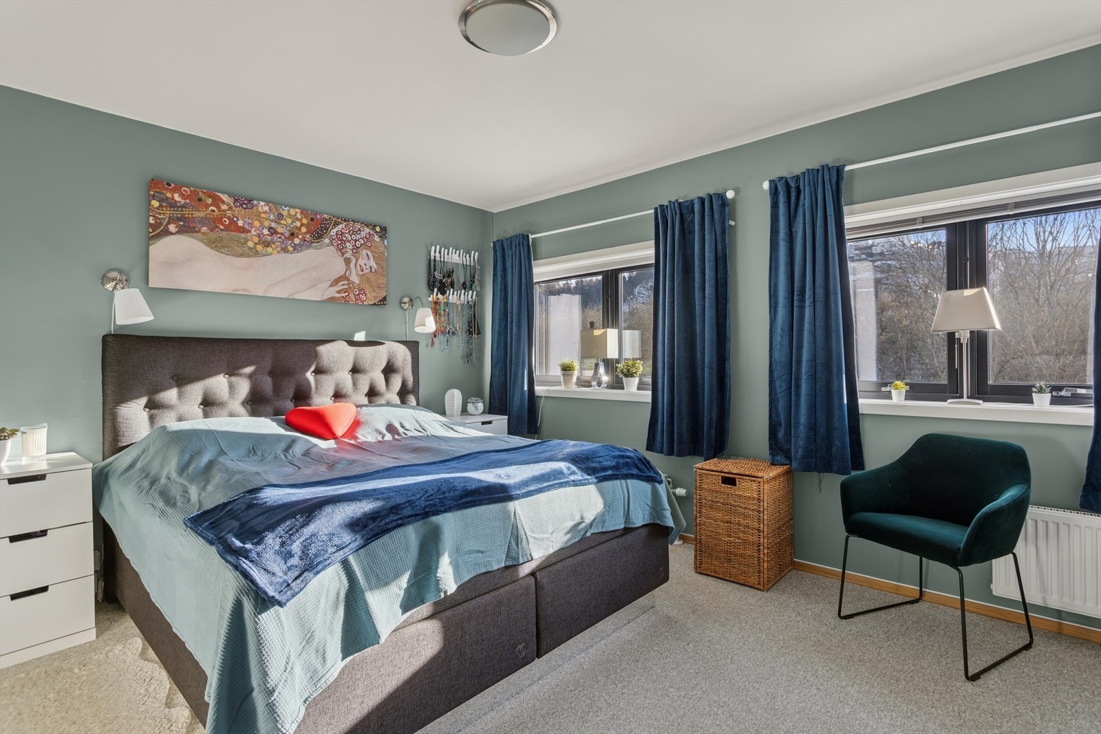 Rommet var opprinnelig delt i to, så det finnes mulighet for å etablere et ekstra soverom dersom man ønsker det. Galleribilde