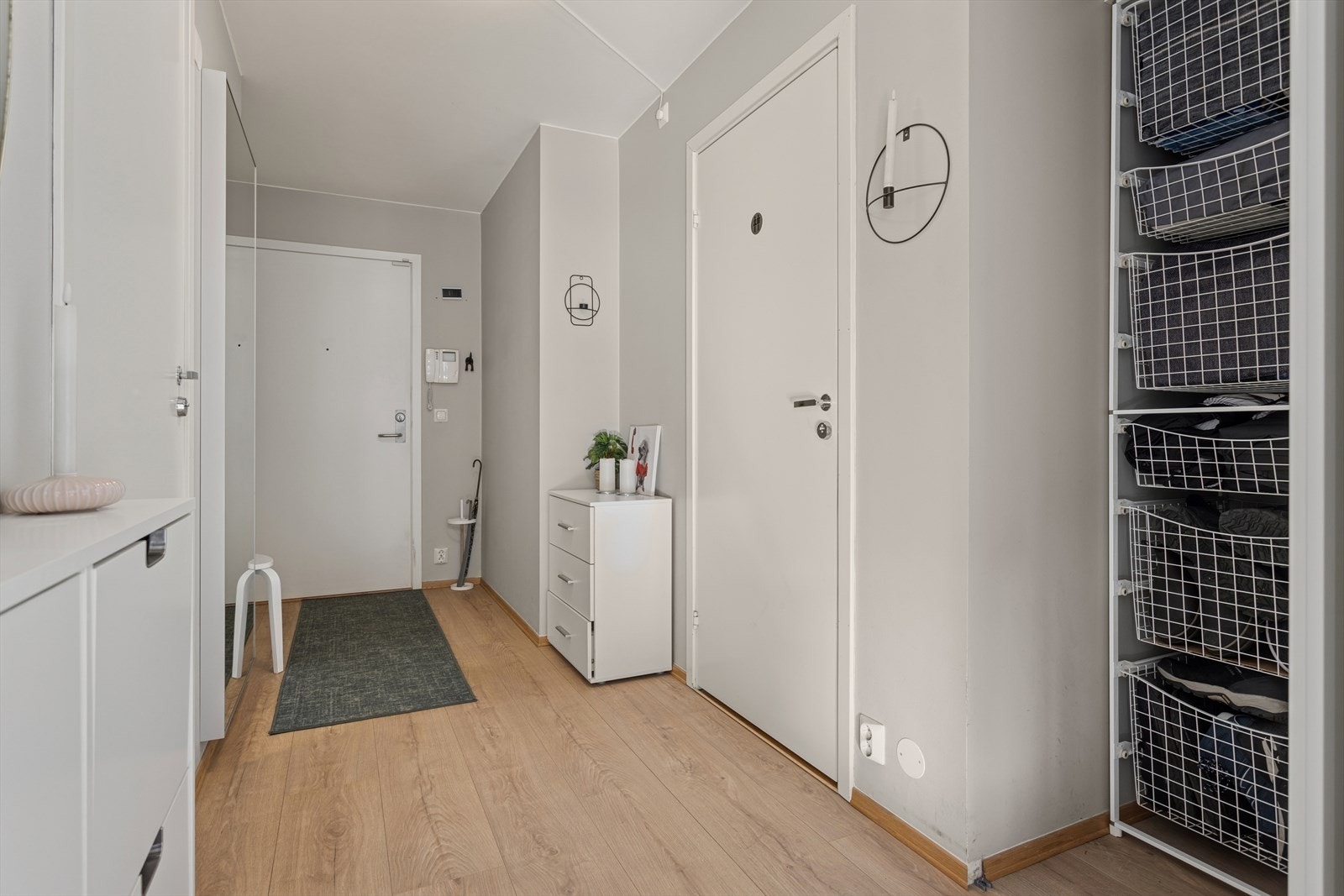 Lys entré med god oppbevaringsplass til yttertøy og sko. Galleribilde