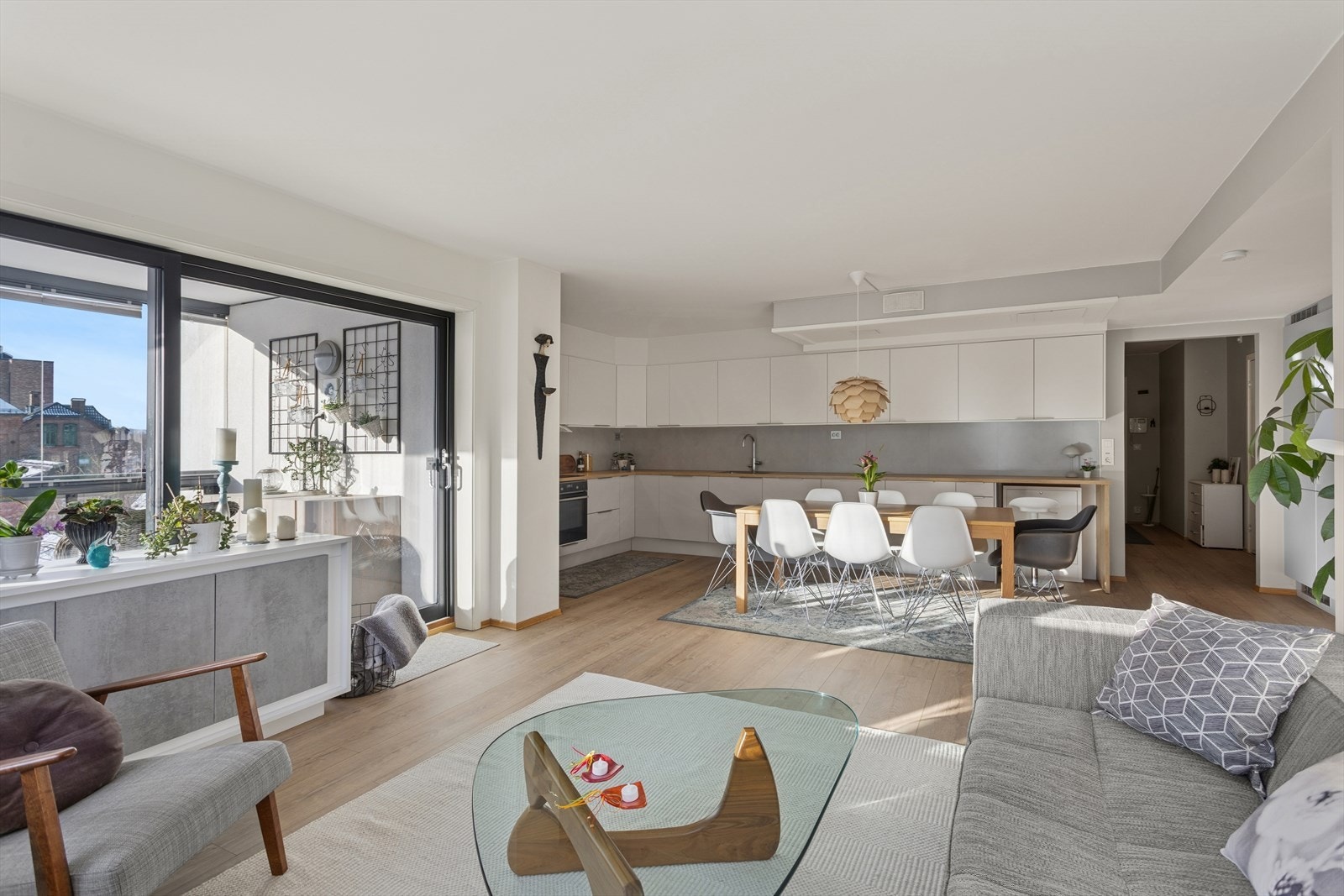 Store vindusflater og åpen kjøkkenløsning gir en lys, luftig og sosial atmosfære. Galleribilde