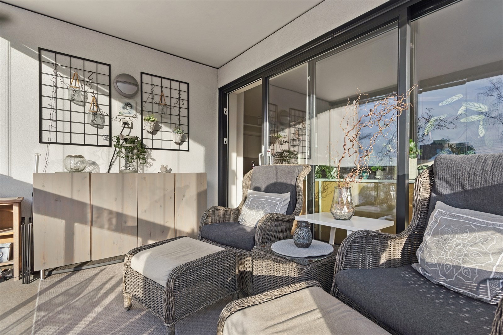 Det er god plass til grill og balkongmøbler som gjør dette til et deilig sted å nyte varme sommerdager. Galleribilde