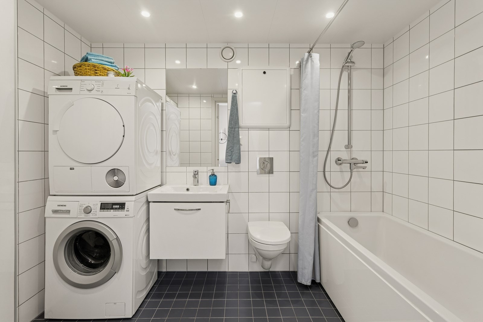 Pent, flislagt bad med gulvvarme, badekar og opplegg for vaskemaskin. Galleribilde