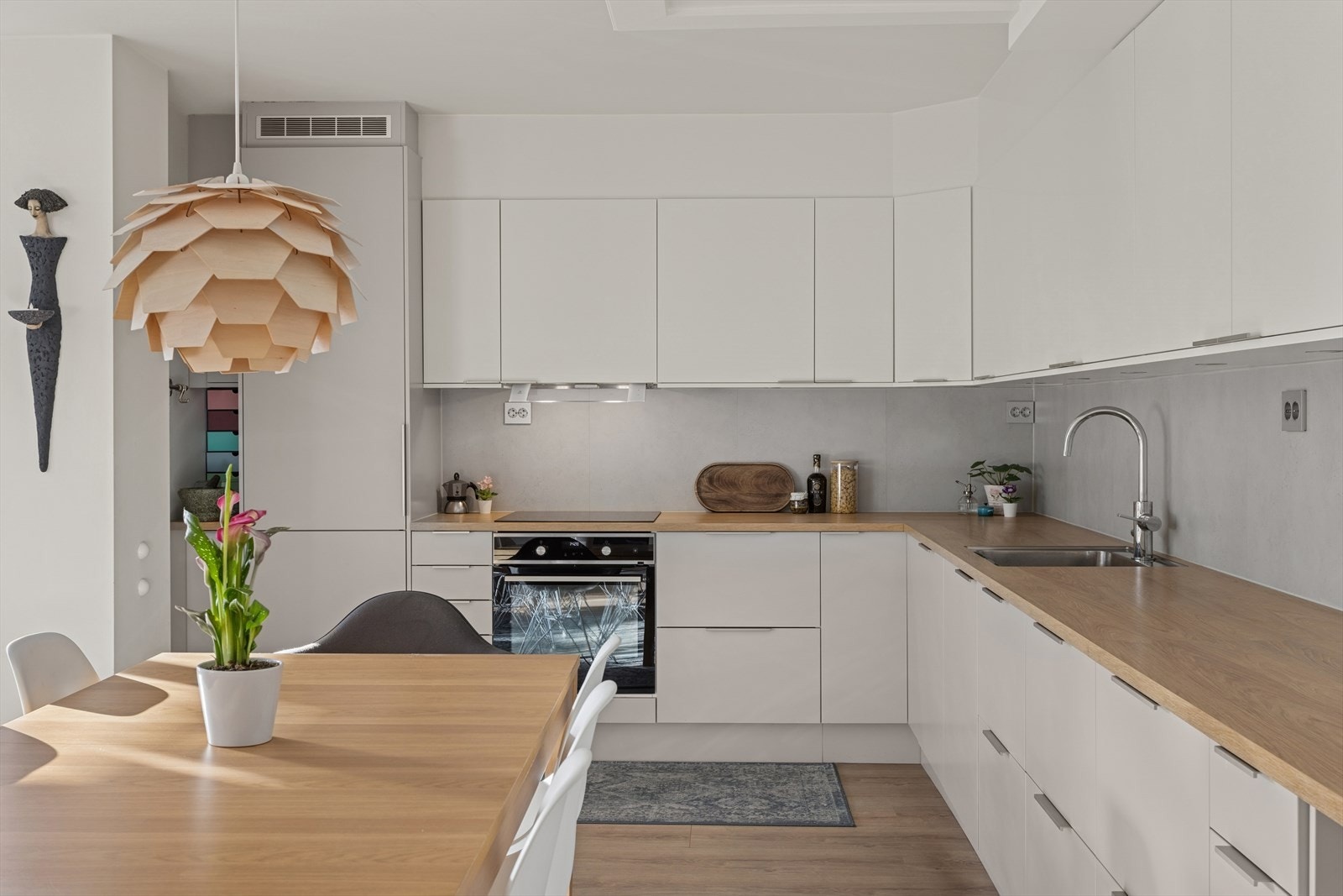 Belysning under benkeskap og avtrekk over kokesone. Galleribilde