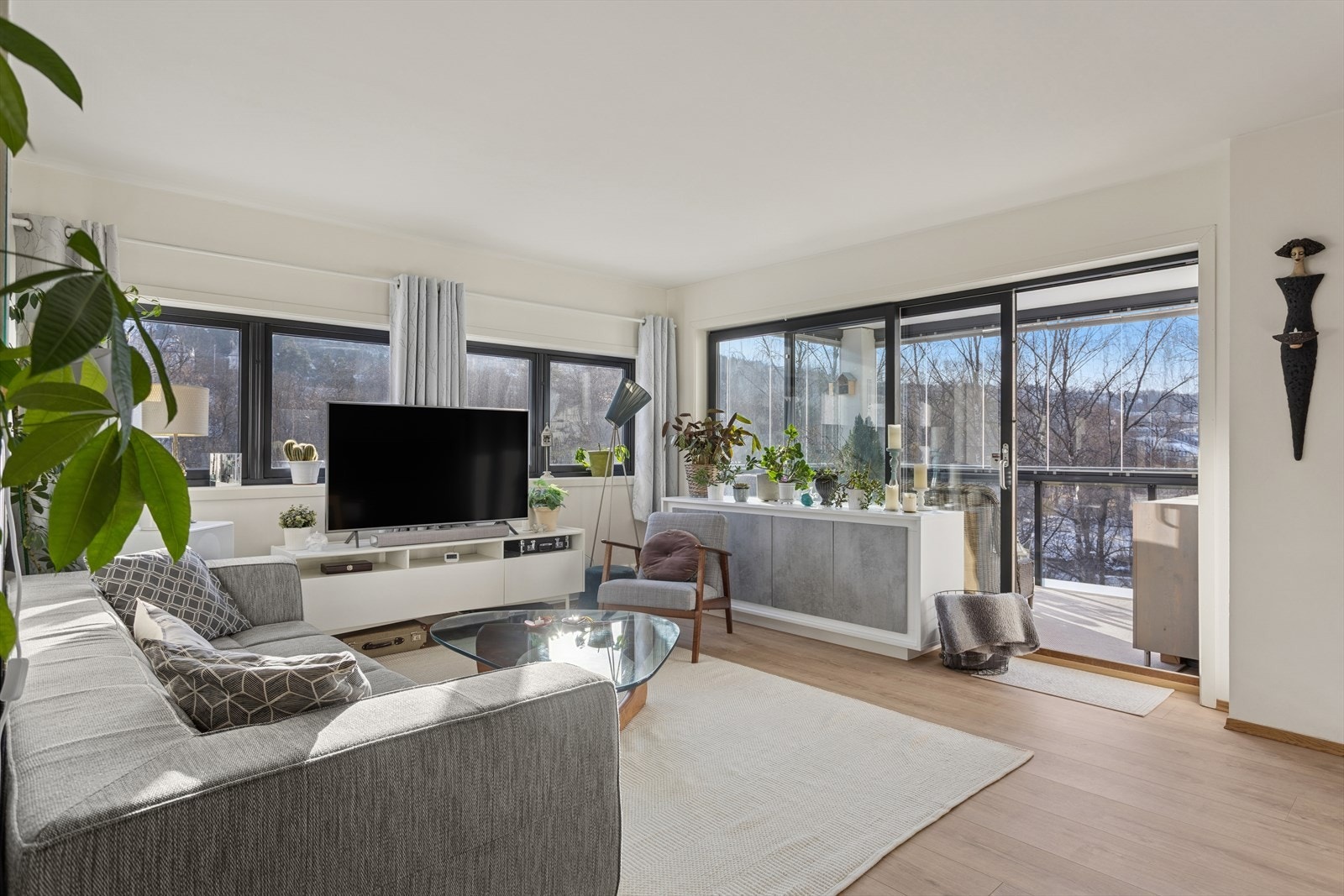 Romslig og trivelig stue med store vindusflater som slipper inn godt med dagslys og skaper en lun og behagelig atmosfære. Galleribilde