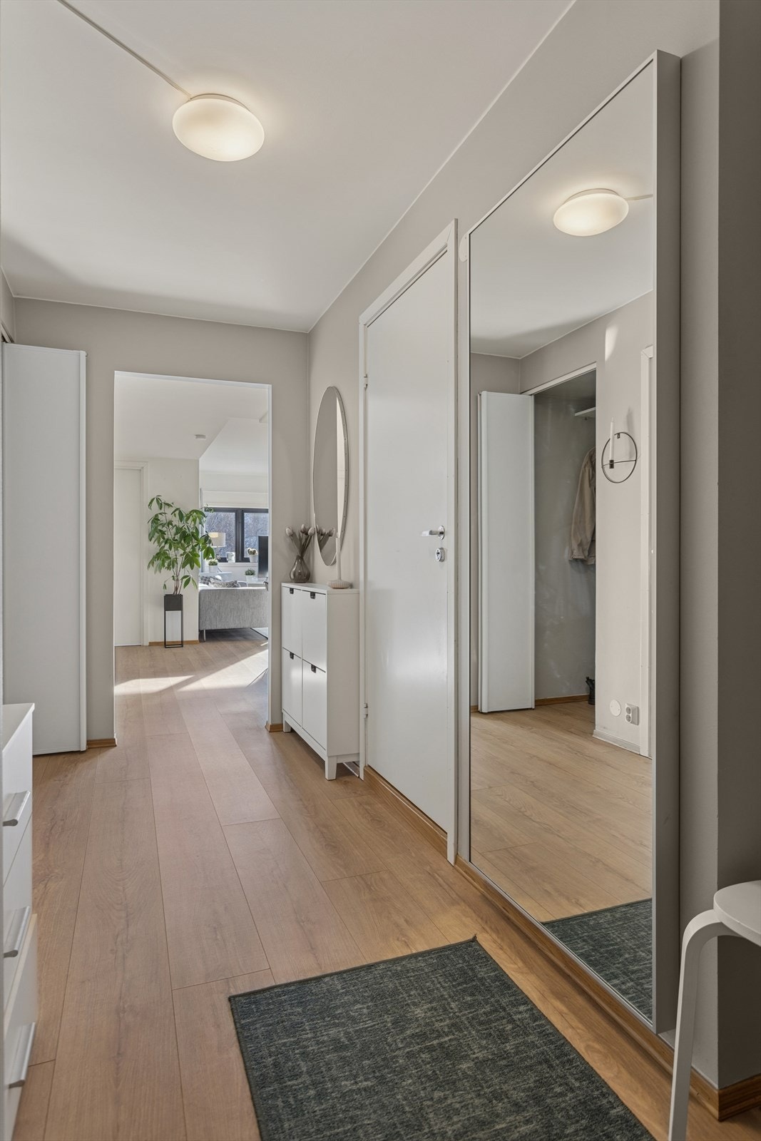 Entré. Heisadkomst til leilighetsplan. Galleribilde